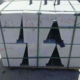 通化 芝麻白异形坐凳，石凳