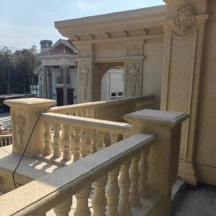 通化 黄金麻别墅外墙干挂雕花配合阳台栏杆花瓶柱