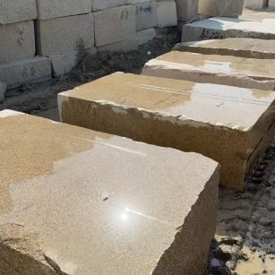 通化 黄金麻方料堆场洗料分选中，原材料充足