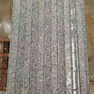 通化 芝麻白花岗岩荔枝面雕刻盲道，盲条