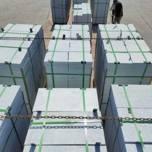 通化 芝麻白花岗岩5公分地铺石 花岗岩厂家工厂装车日常