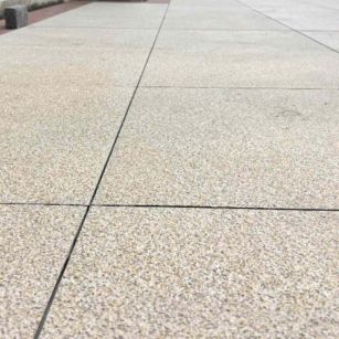 通化 黄金麻花岗岩石板材荔枝面地面铺装效果