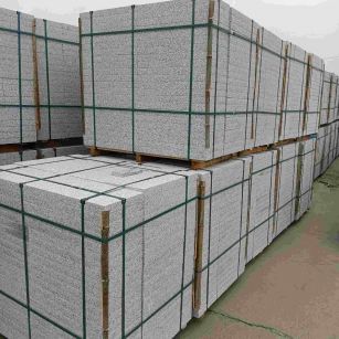 通化 白麻花岗岩石材荔枝面地铺石（300*600*50）