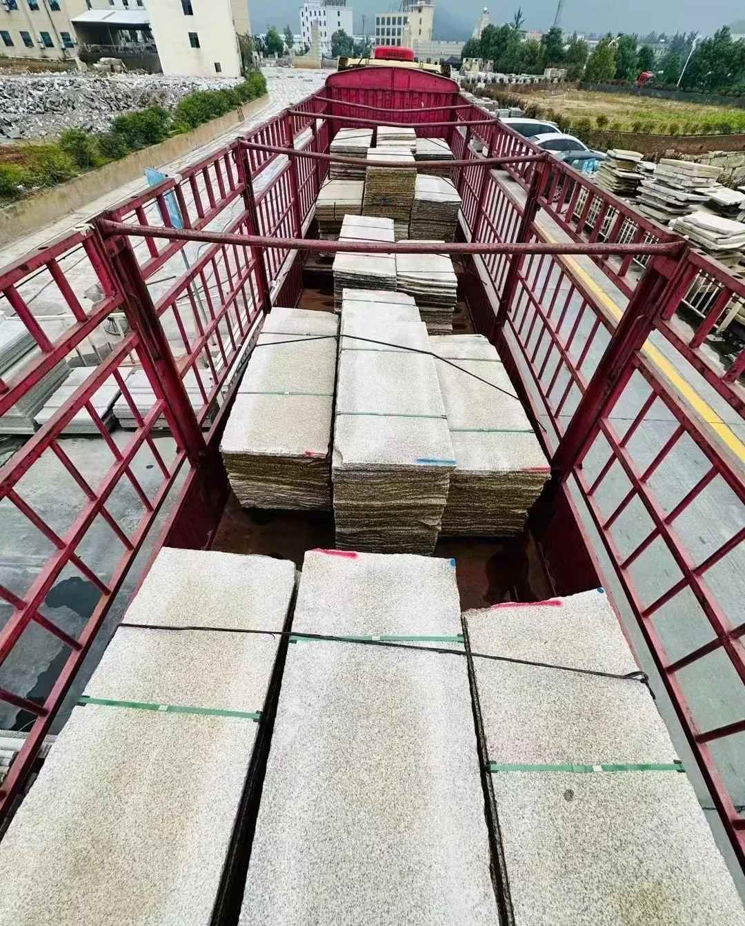 通化 黄金麻花岗岩荔枝面，光面毛板装车完成