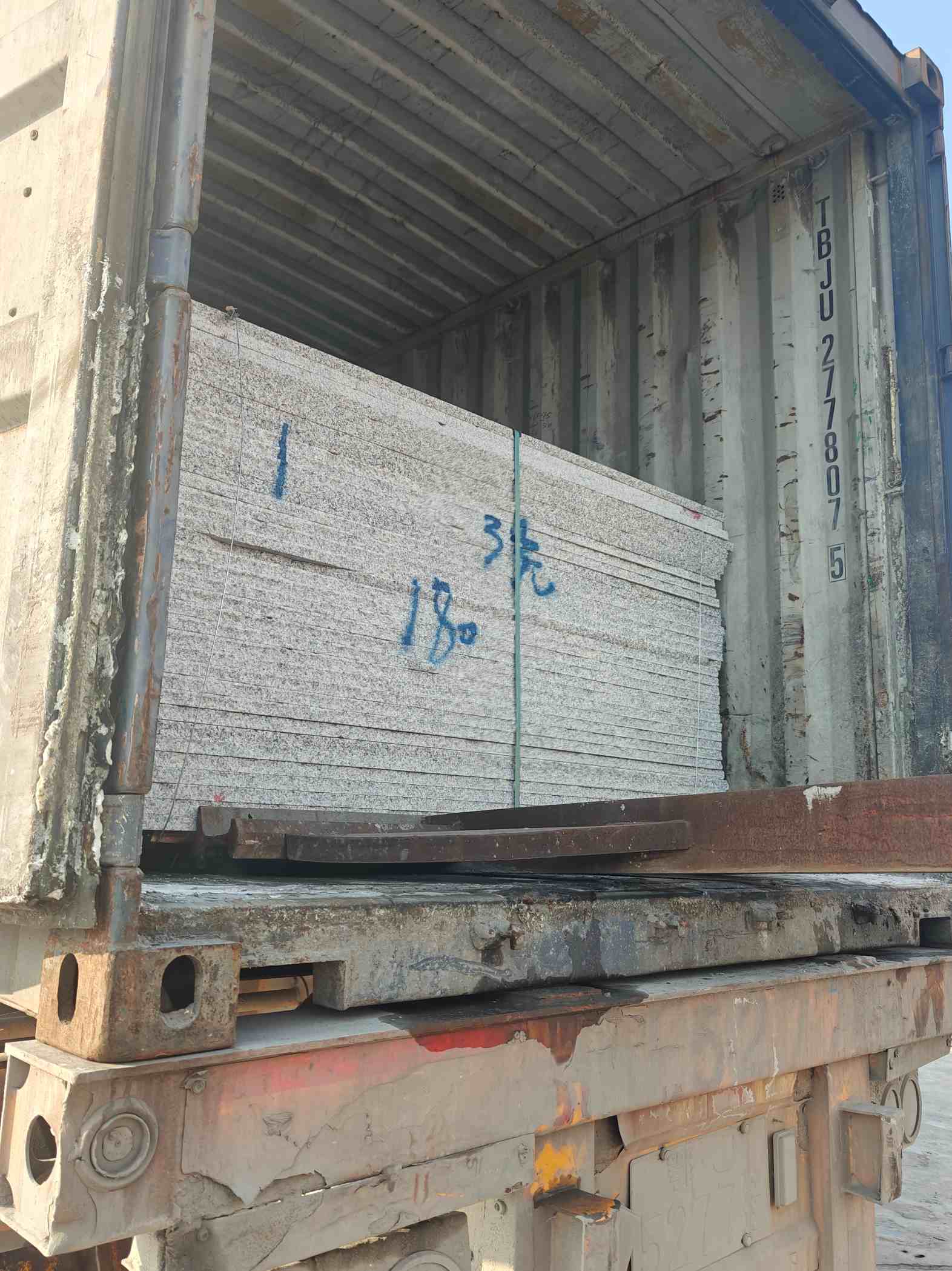 通化 芝麻白花岗岩石材3.0公分光面毛板装柜出货