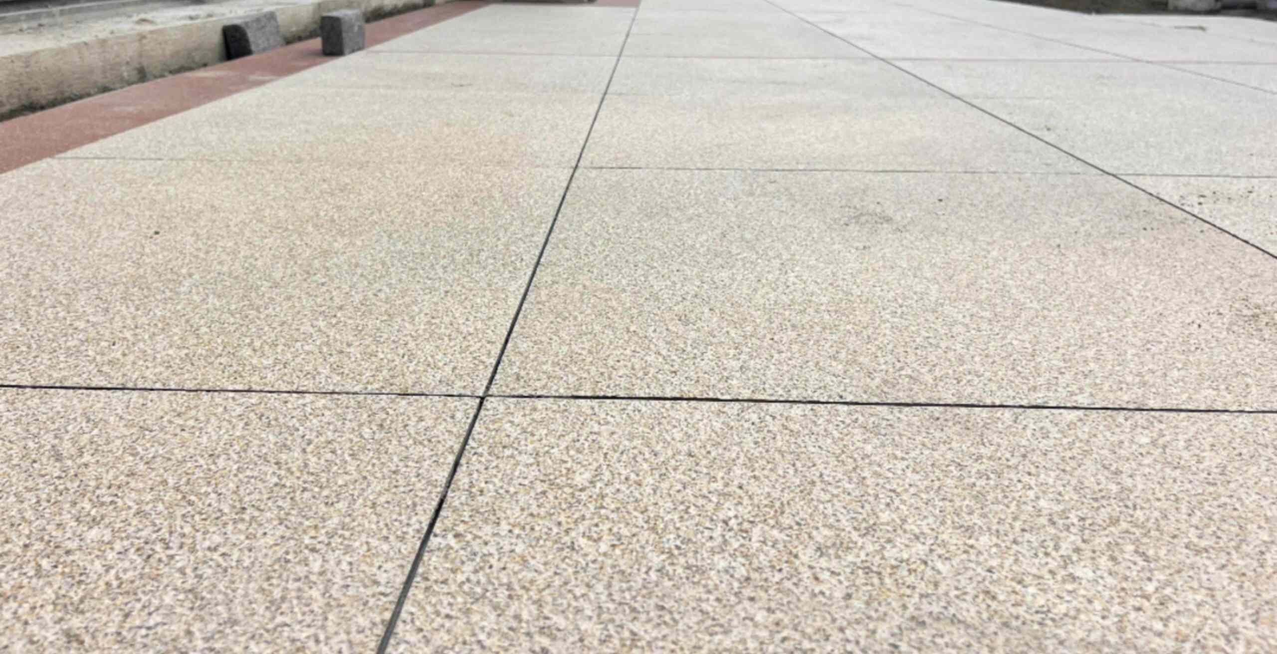 通化 黄金麻花岗岩石板材荔枝面地面铺装效果