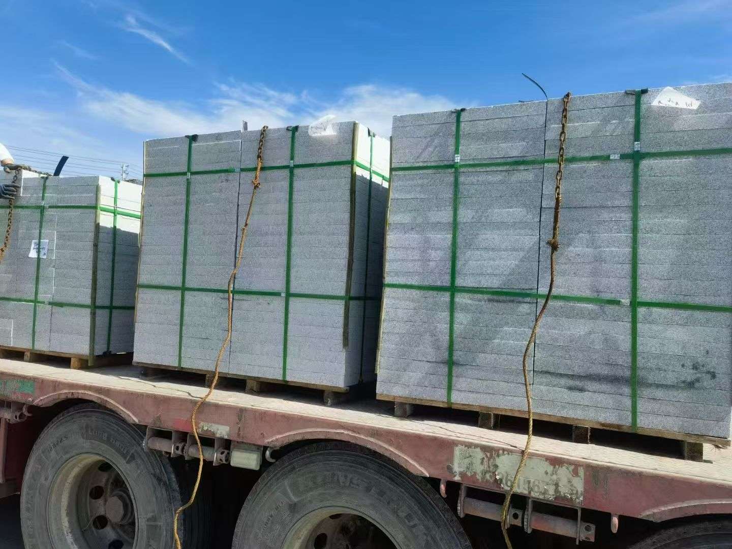 通化 芝麻白花岗岩地铺石装车日常