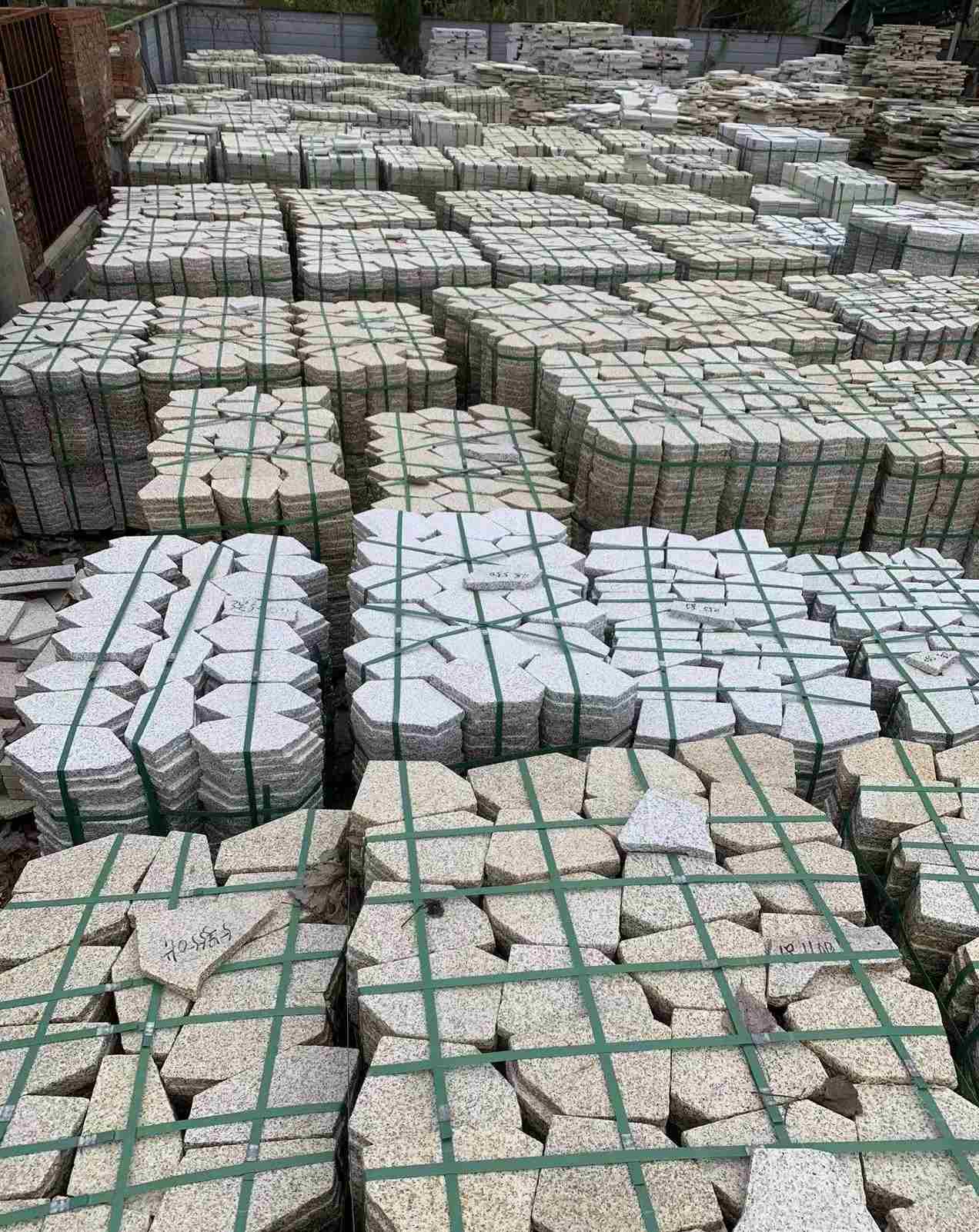 通化 黄金麻白麻花岗岩荔枝面地铺石(冰裂纹)