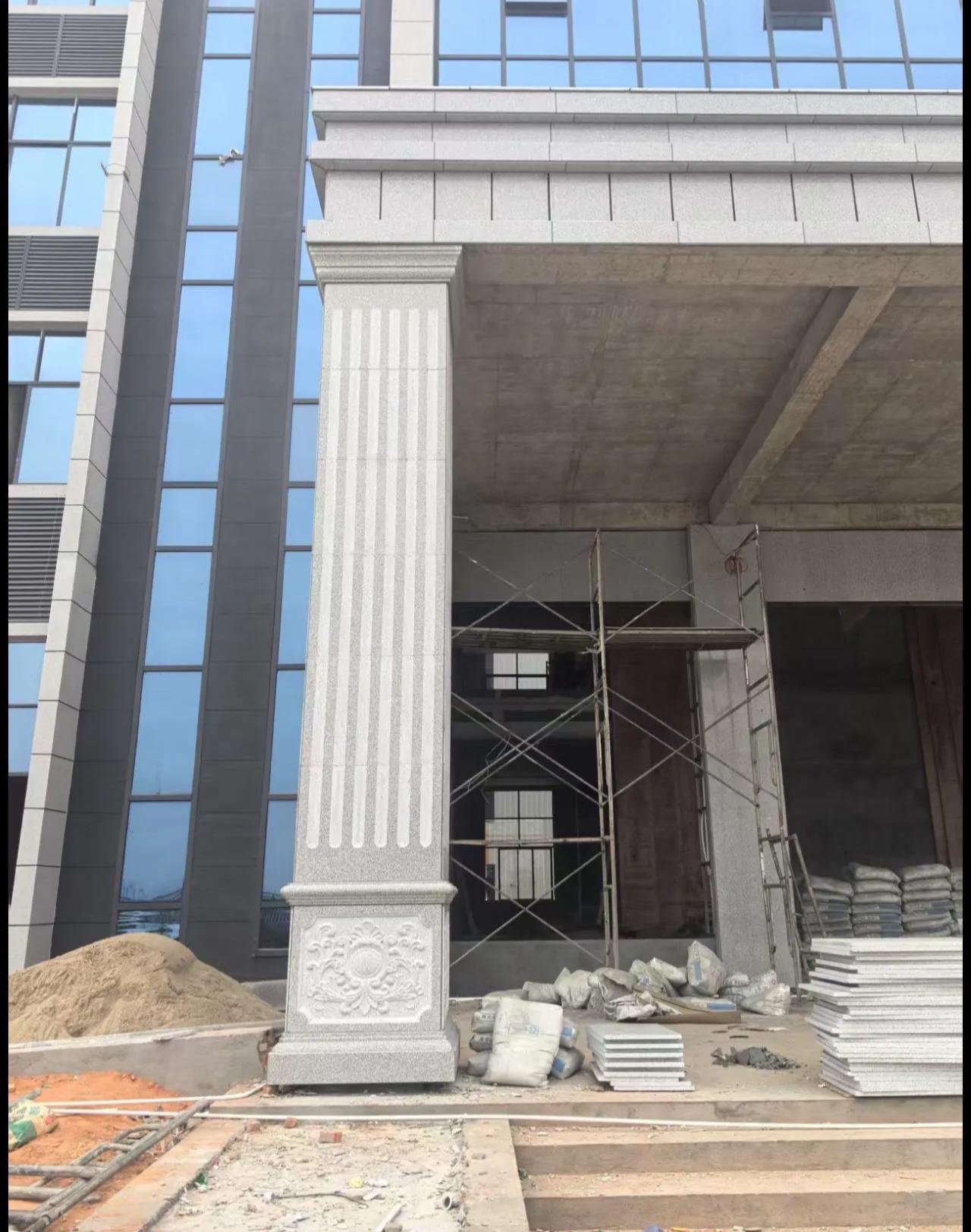 通化 芝麻白光面花岗岩门楼大柱（罗马柱）配雕花底座