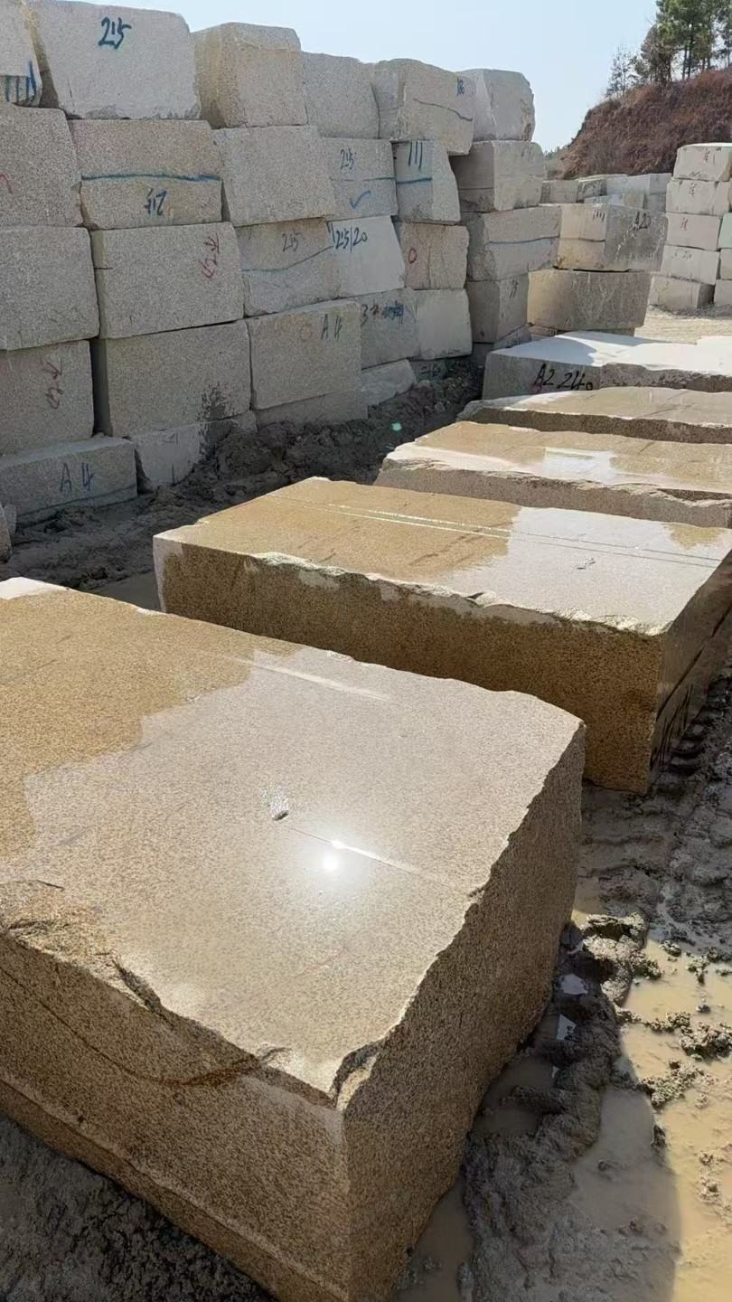 通化 黄金麻方料堆场洗料分选中，原材料充足