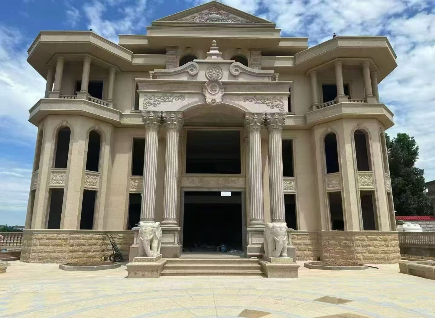 通化 黄金麻别墅外墙干挂，大柱，大象，蘑菇石，雕花板