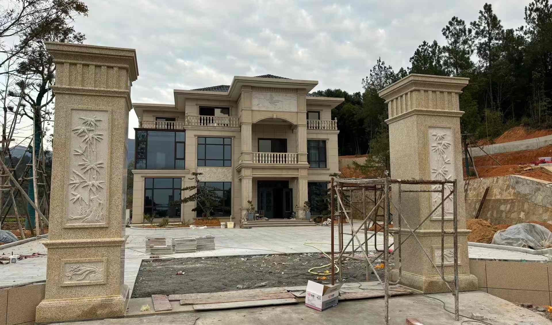 通化 黄金麻花岗岩别墅雕花外墙干挂配上门口雕花罗马柱