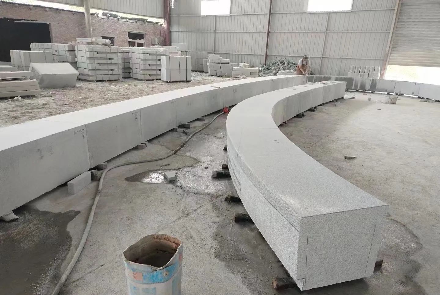 通化芝麻白花岗岩石板材 园林光面弧形坐凳