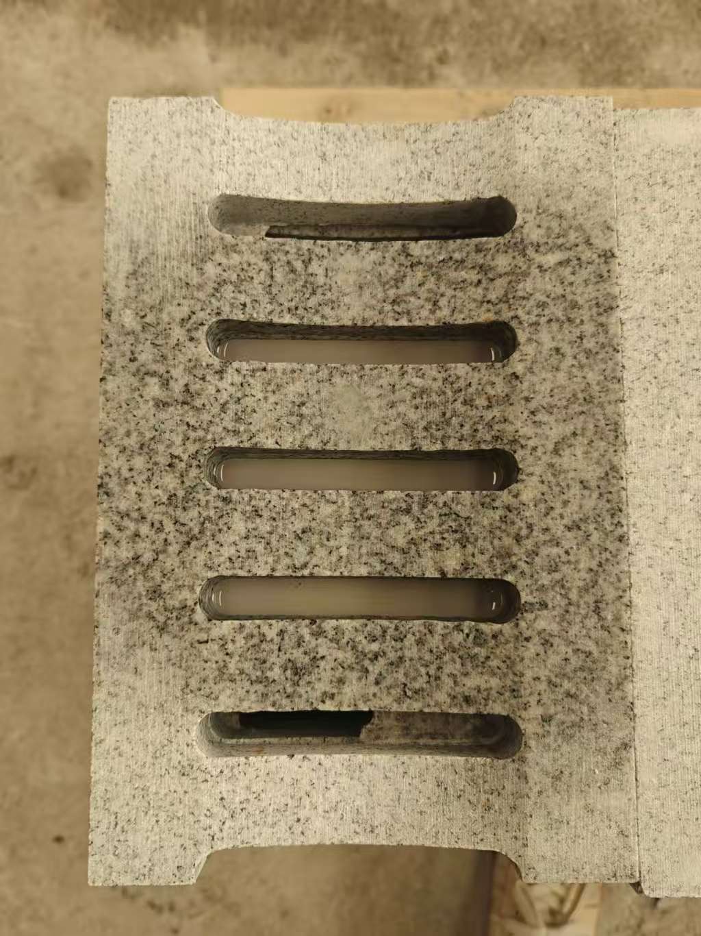 通化 芝麻白拉丝面花岗岩U型开槽排水槽