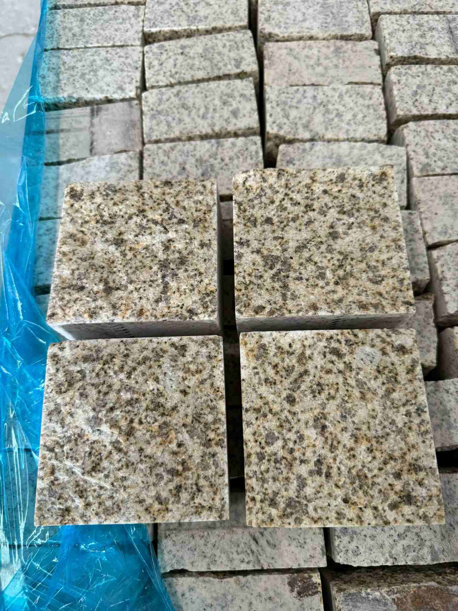 通化 黄金麻花岗岩自然面小方块，弹石，马蹄石等