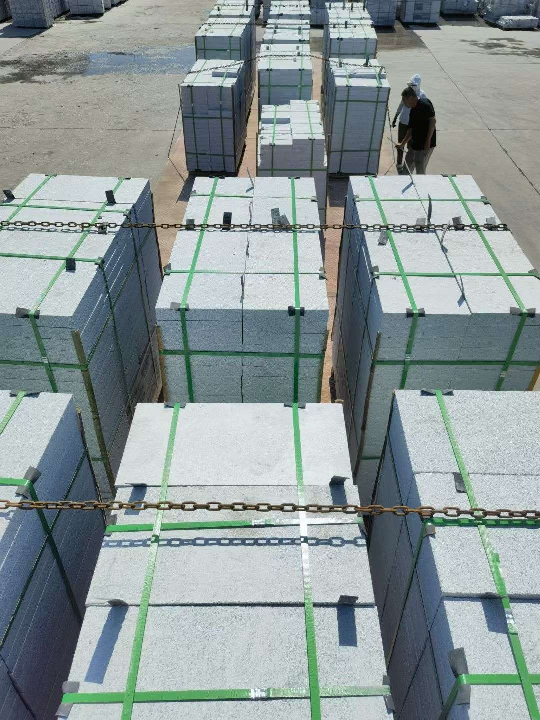 通化 芝麻白花岗岩5公分地铺石 花岗岩厂家工厂装车日常