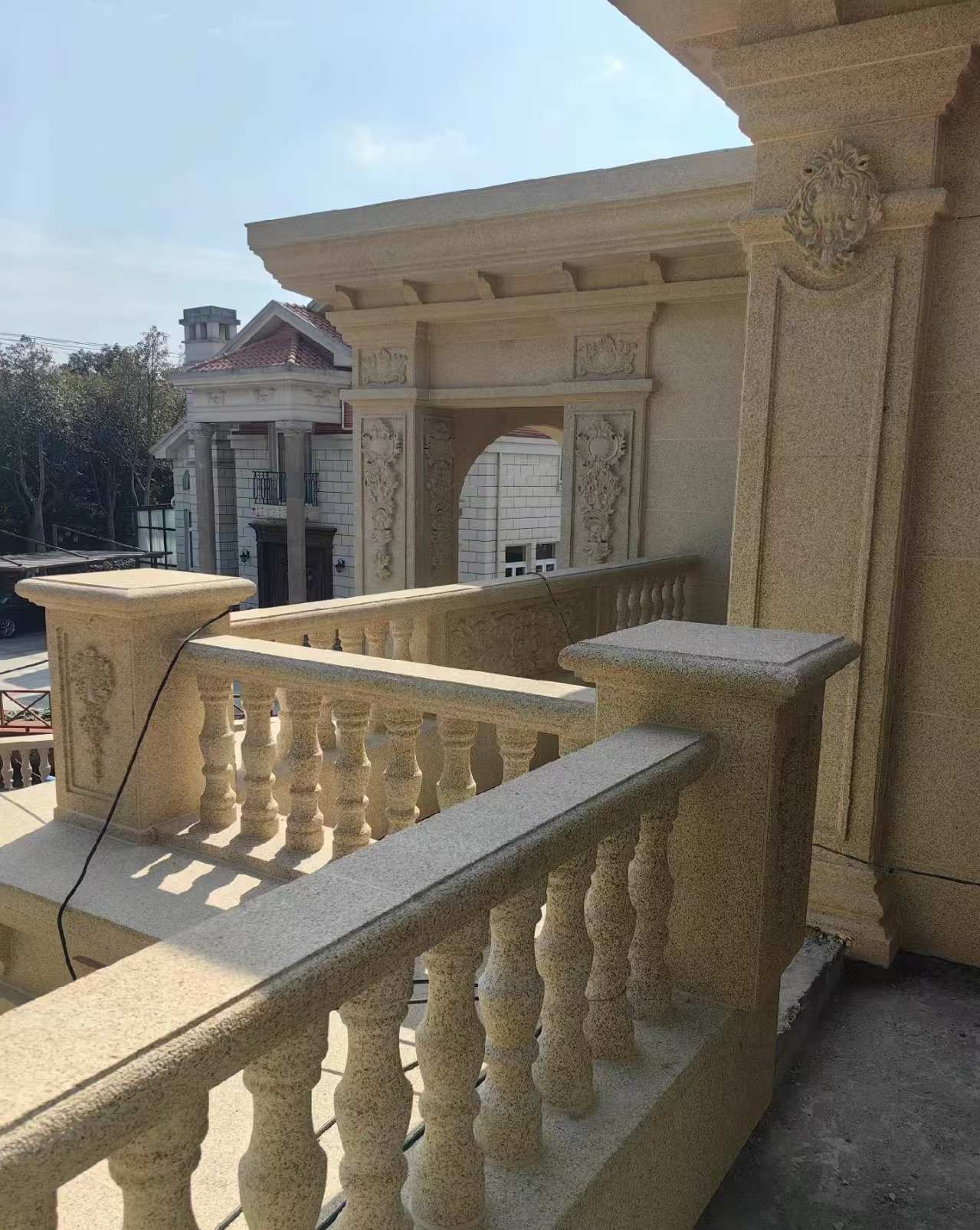 通化 黄金麻别墅外墙干挂雕花配合阳台栏杆花瓶柱