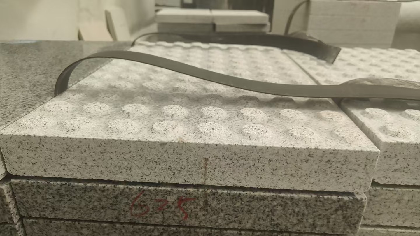 通化 芝麻白花岗岩6.0公分荔枝面五轴加工雕刻盲点