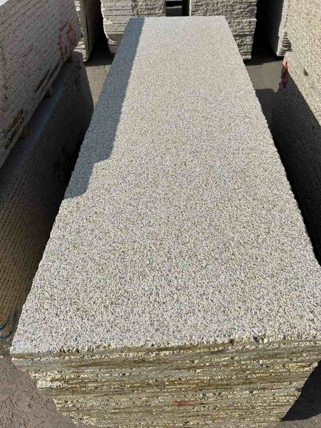 通化 黄金麻花岗岩荔枝面毛板，半成品