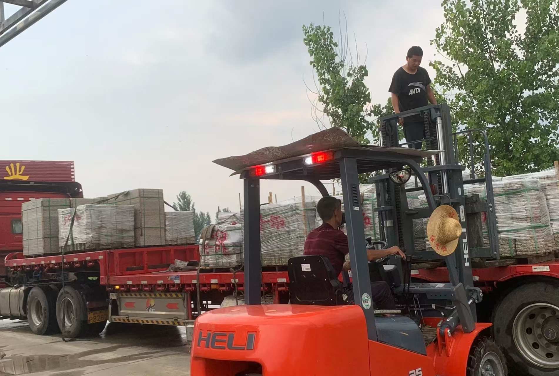 通化 黄金麻冰裂纹，地铺石装车