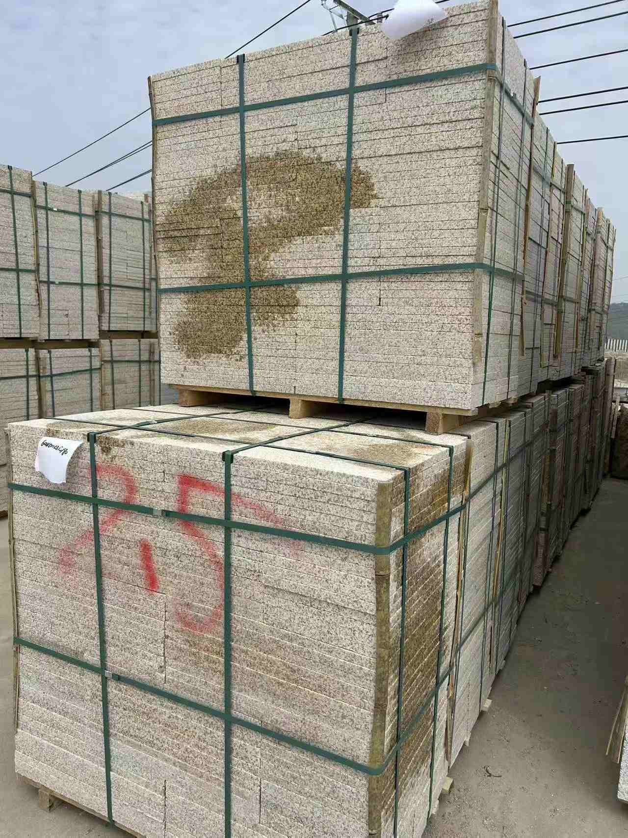 通化 黄金麻花岗岩石材荔枝面地铺石2.5*300*600