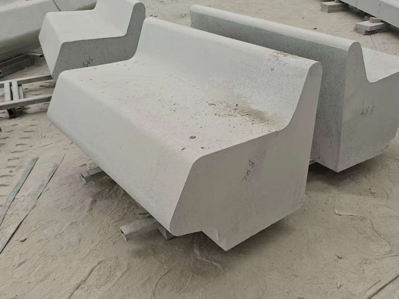 通化 芝麻白花岗岩异形坐凳，石凳