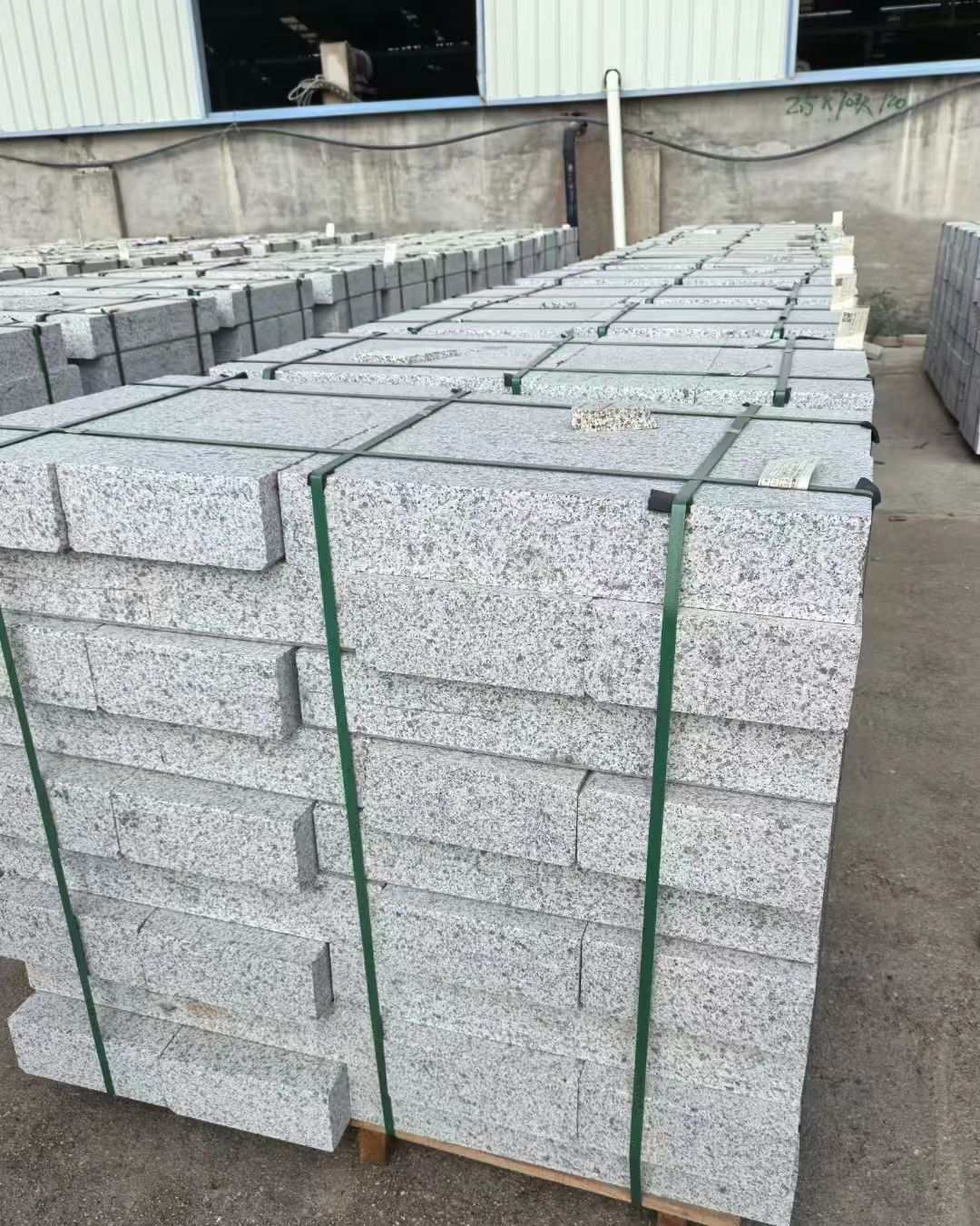 通化 白麻花岗岩路沿石，弧形路沿石，道牙石，马路牙子，界石，路缘石，平沿石，直岩石，平缘石等